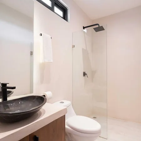 Jade Hotel *