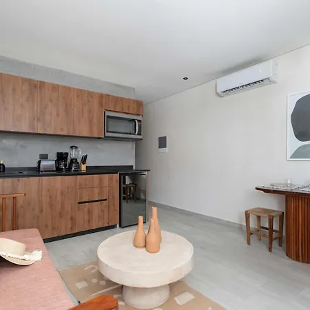 Jade Hotel *