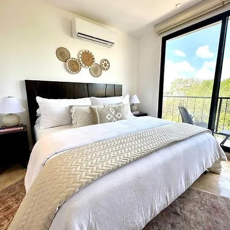 Cozy With Balcony And Rooftop Pool In Apartment