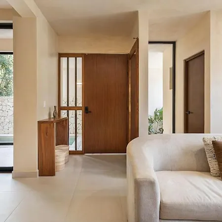 Brand New Lux 4 Bed 2 Pools!