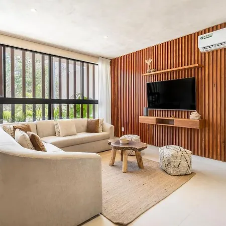 Brand New Lux 4 Bed 2 Pools! Apartment