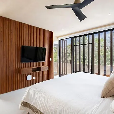 Brand New Lux 4 Bed 2 Pools!