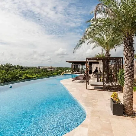 Penthouse Retreat Private Pool & Premium Amenities Apartment *