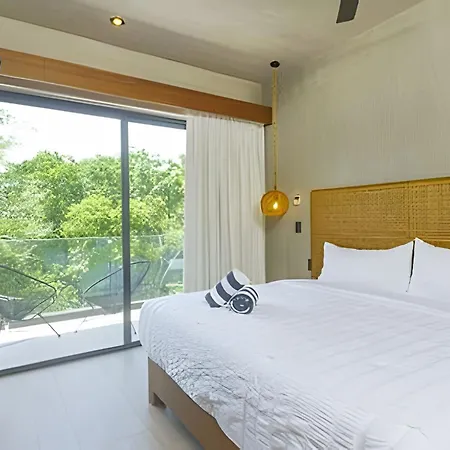 Relaxing 1 Bdrm, 1 Bedroom Balcony & Pool Access Apt Holiday home *