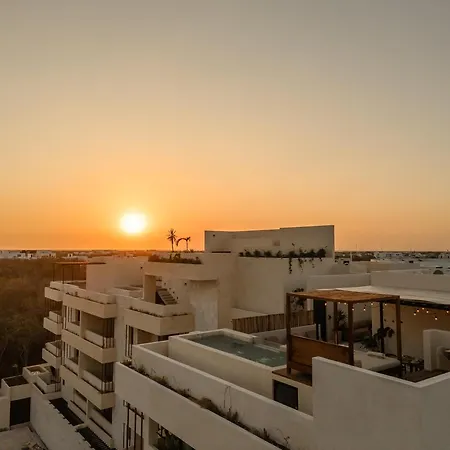 Deluxe 2-story Penthouse Pool & Bbq Rooftop Apartment