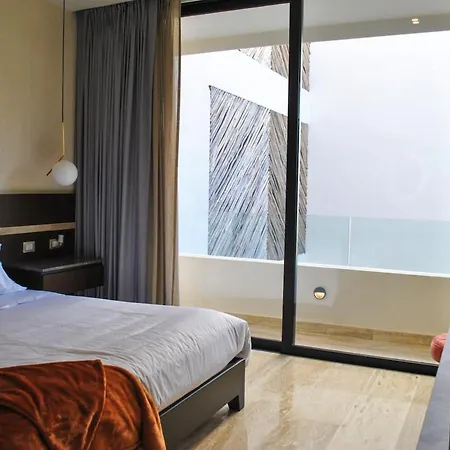 New Chic With Rooftop Pool *
