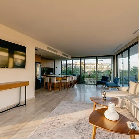 Gorgeous Luxury Unit With Private Pool *