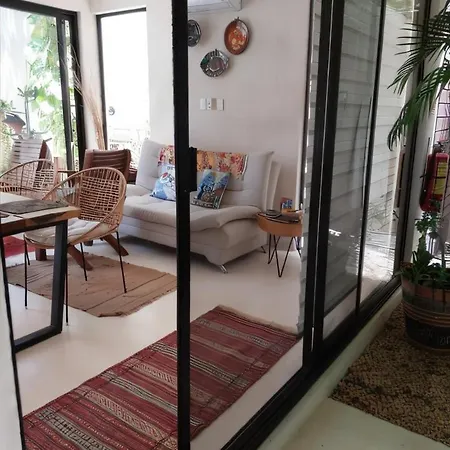 Private Yard & Cool Tub Wifi 1 Bed 3 Guest Apartment *