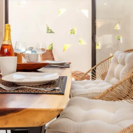 Private Yard & Cool Tub Wifi 1 Bed 3 Guest Apartment *