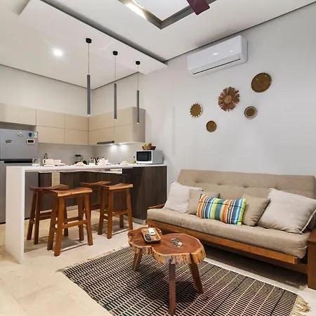 5 Min Walk To Beach & Free Access To 2 Beach Clubs Apartment