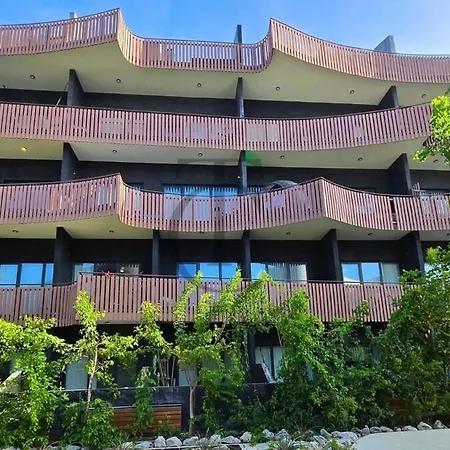 5 Min Walk To Beach & Free Access To 2 Beach Clubs Apartment *