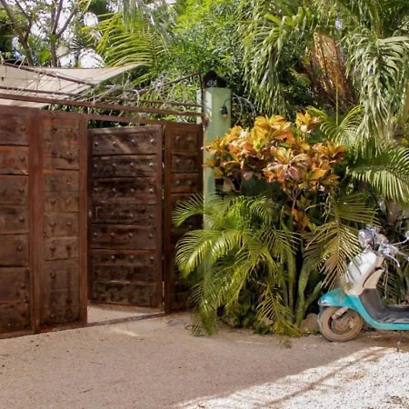 La Veleta Getaway With Pool, Garden And Downtown Access
