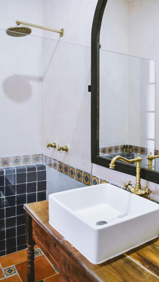 Hiphipstay - The Colonial