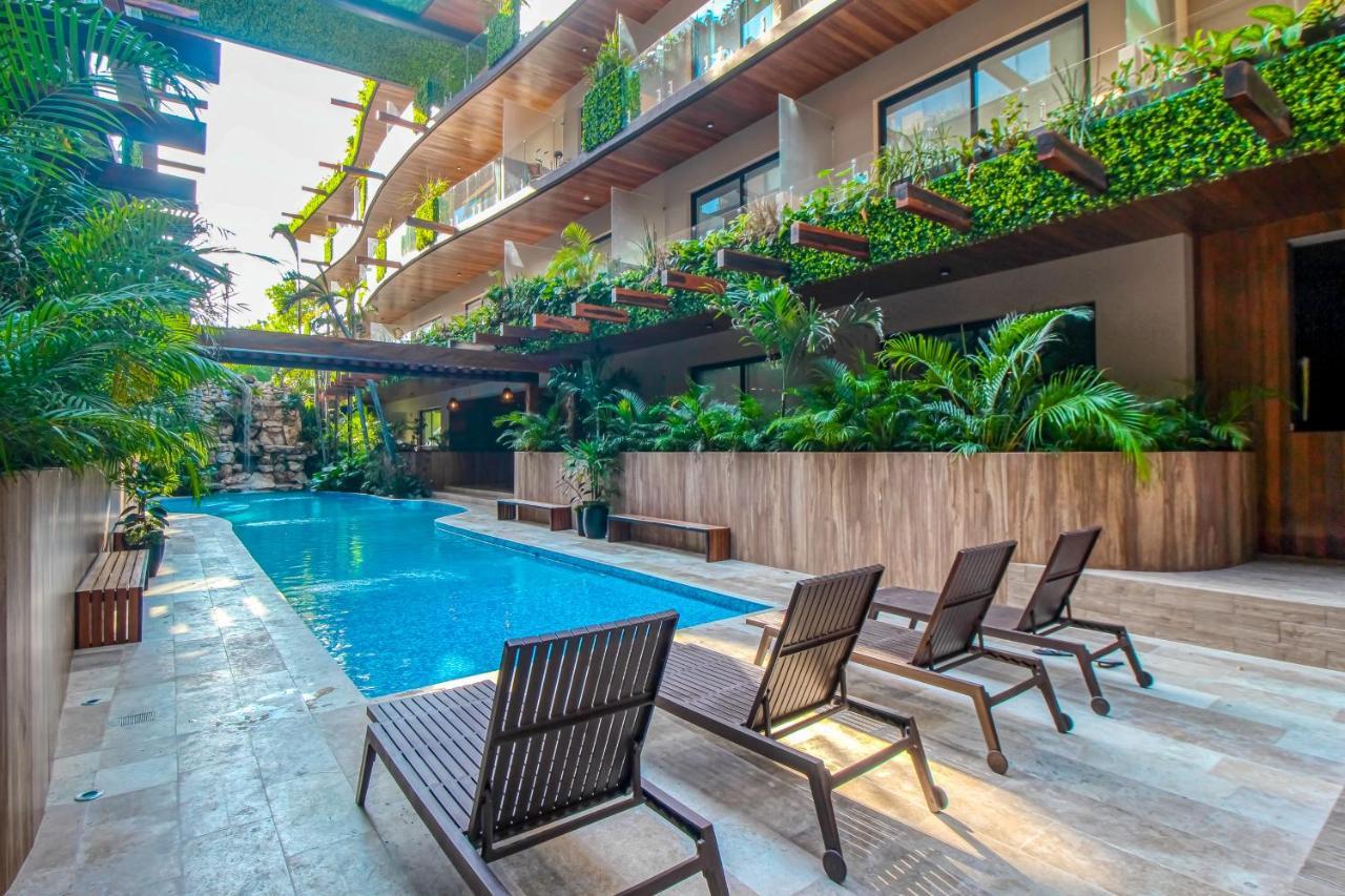 Menesse #327, Downtown Hotel *