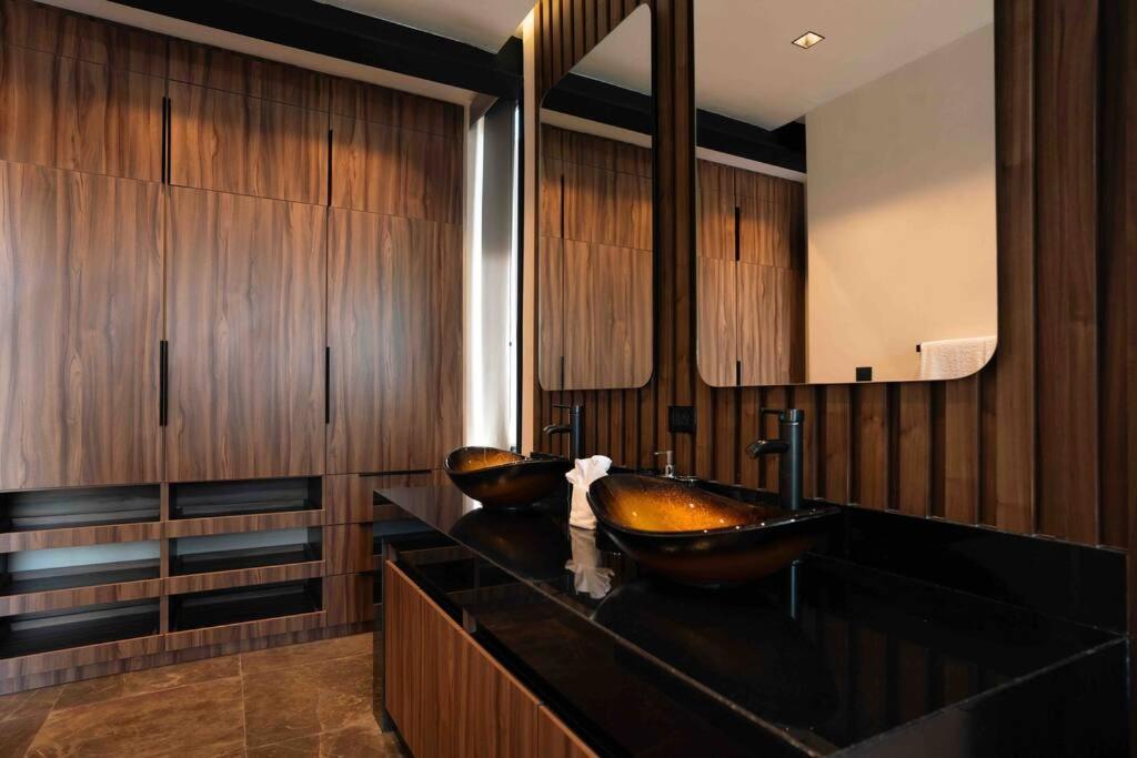 Luxury 3br/5bth Rooftoppool/elevator *