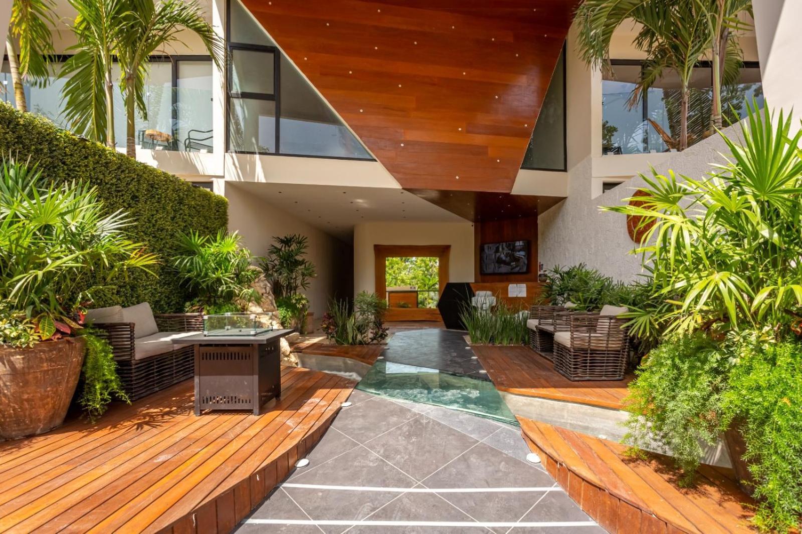 Jungle Sky Jacuzzi Club Access *