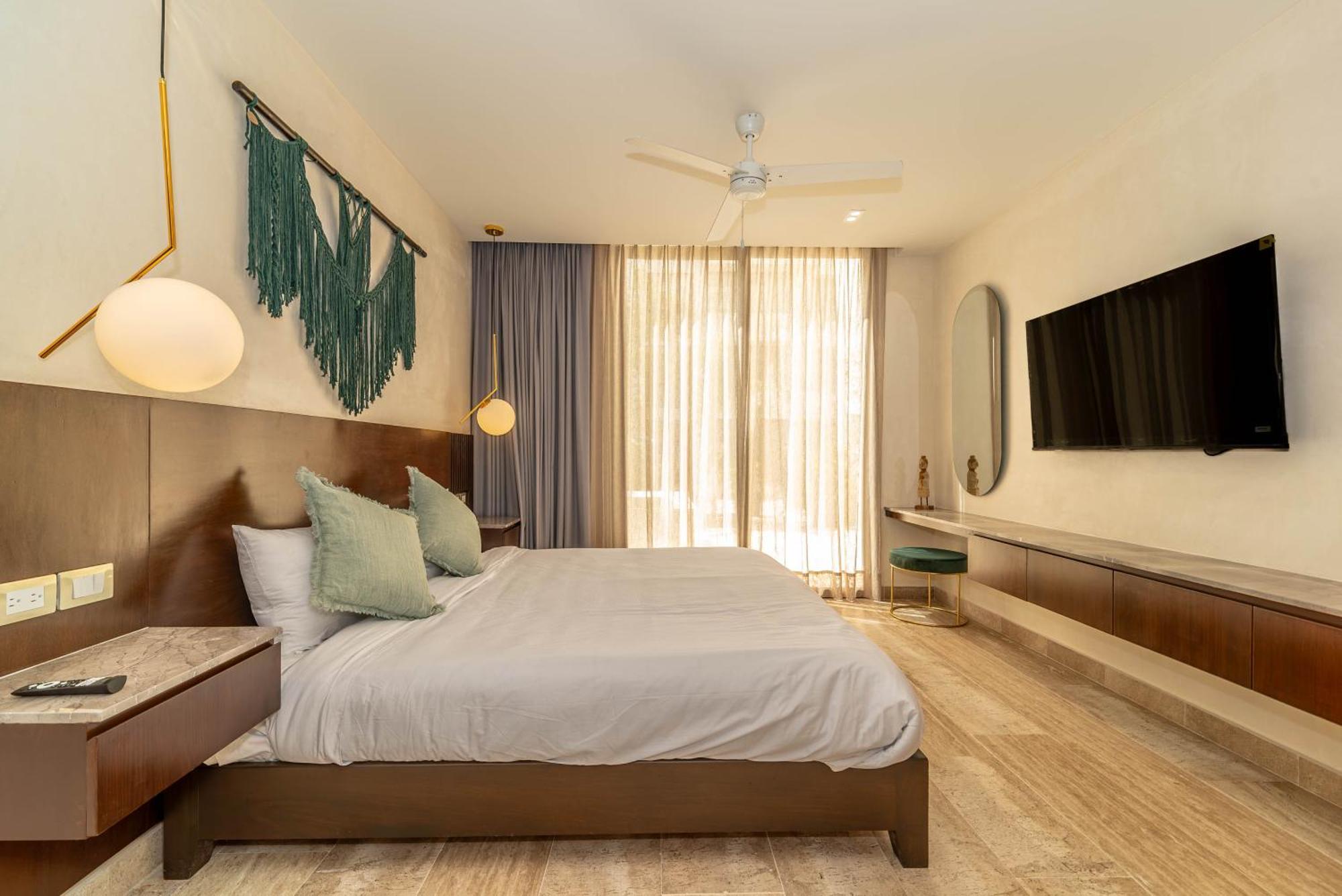 2br Plunge Pool, Rooftop Pool, Gym, Kids Playroom