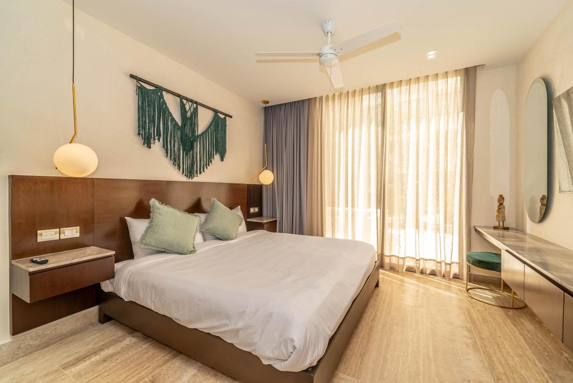 2br Plunge Pool, Rooftop Pool, Gym, Kids Playroom *