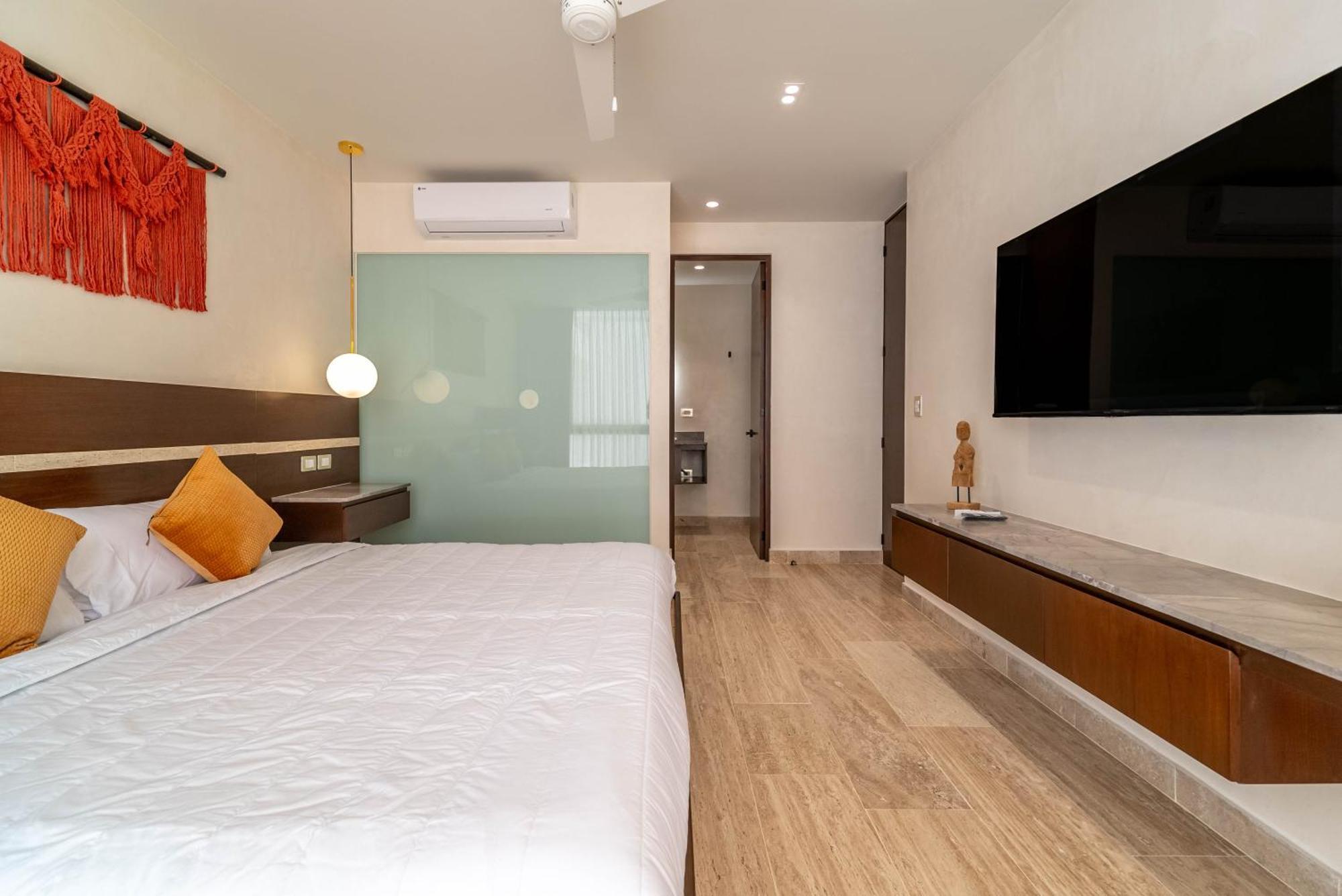 2br Plunge Pool, Rooftop Pool, Gym, Kids Playroom