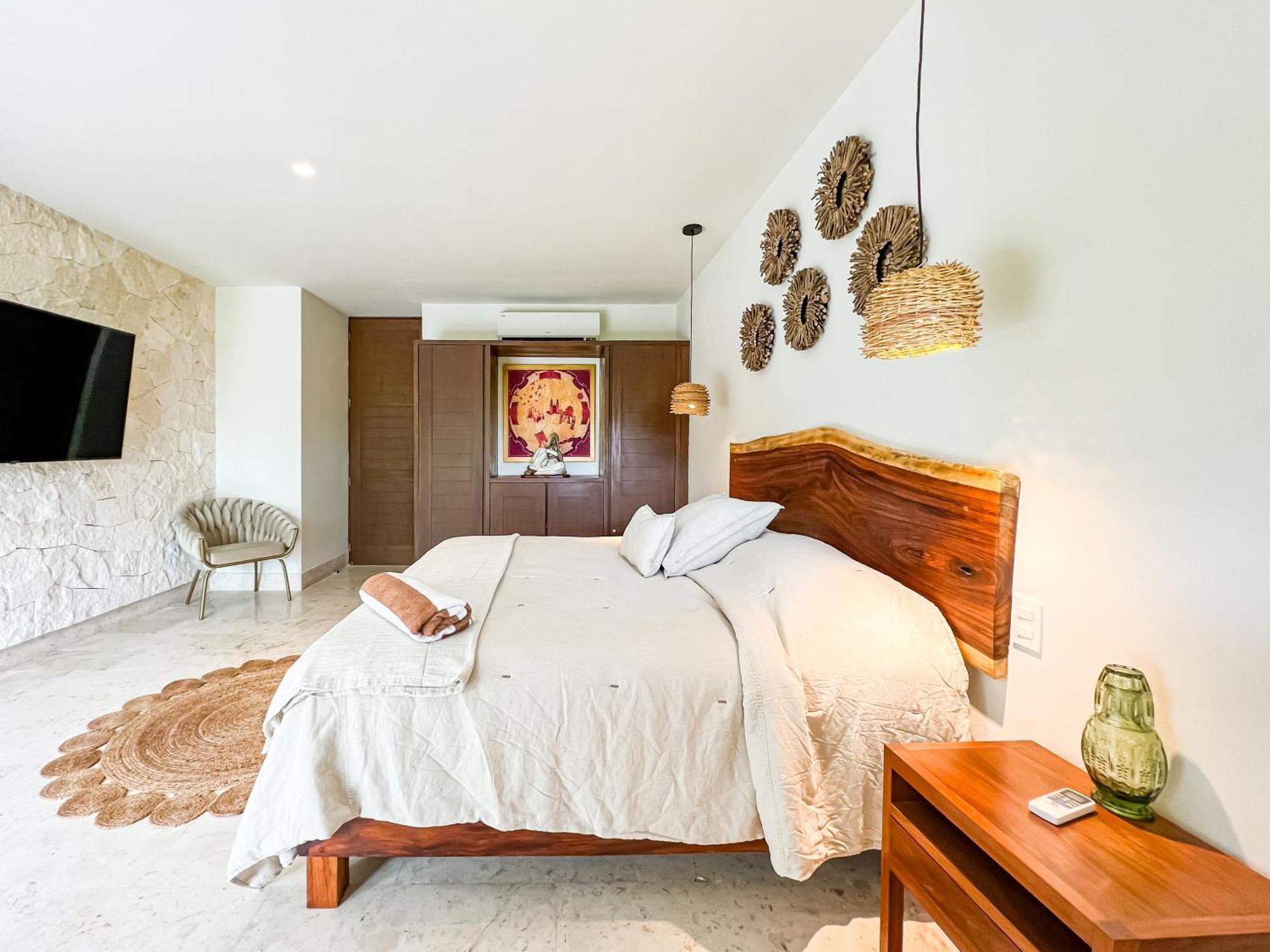 Stylish Mexican Interior Ph- Private Rooftop -gated Community