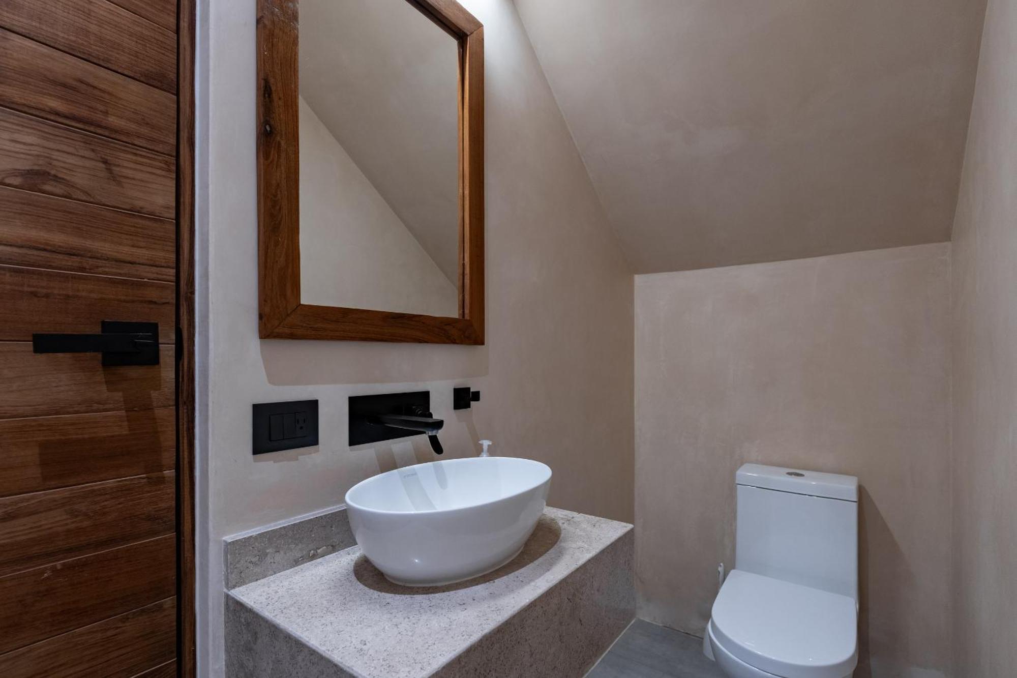 Moonstone - With Private Pool And 24hrs Security & Club Access