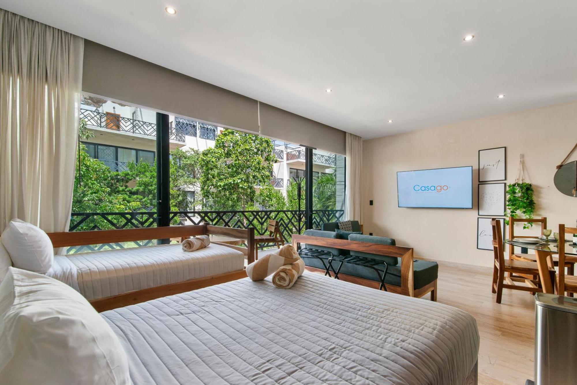 Unwind | Private Balcony & Rooftop Pools | Casago Сasa de vacaciones