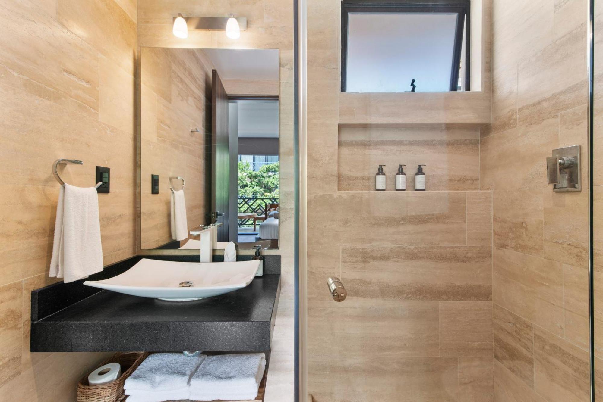 Unwind | Private Balcony & Rooftop Pools | Casago Сasa de vacaciones