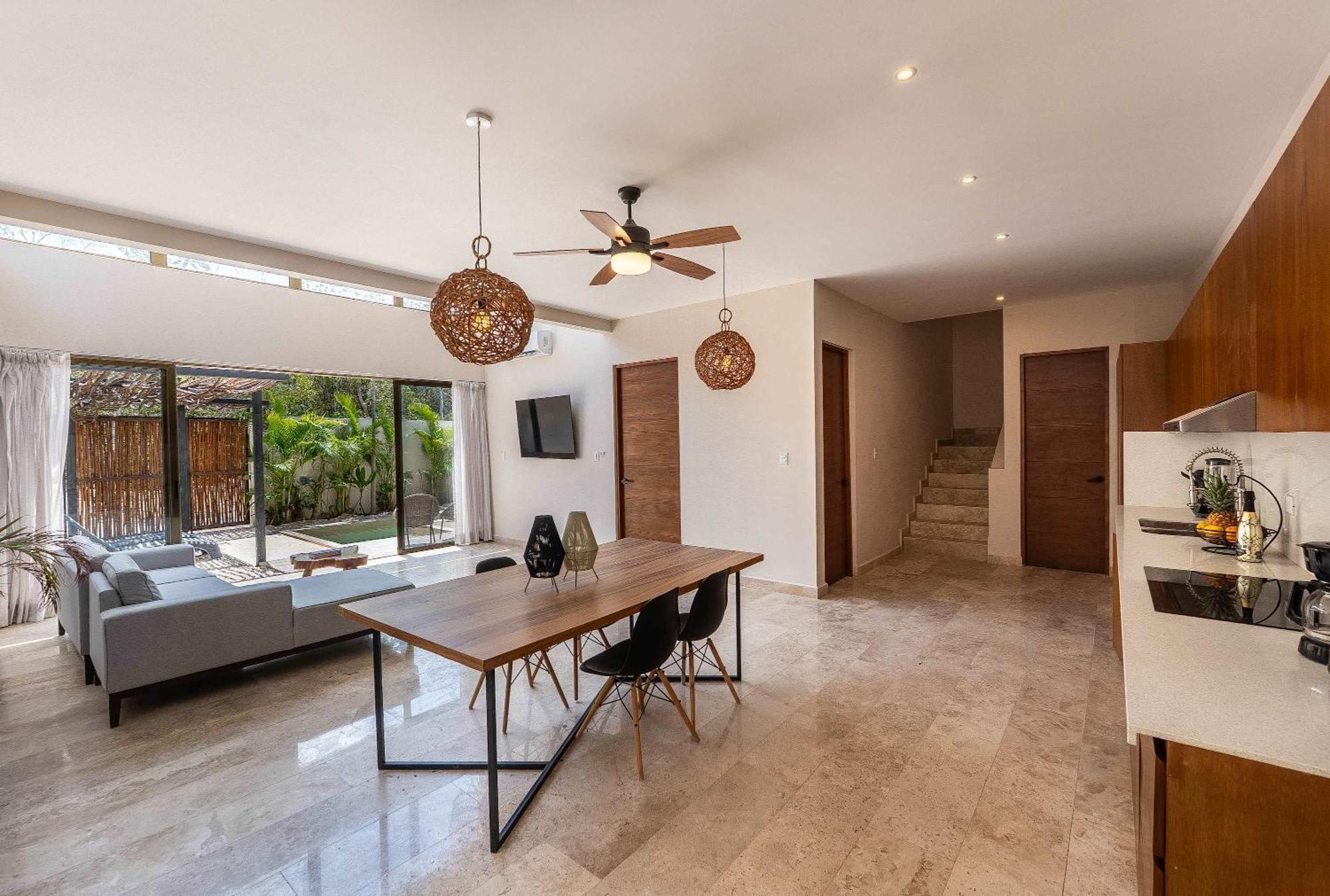 Contemporary 2br With Rooftop Lounge & Pool