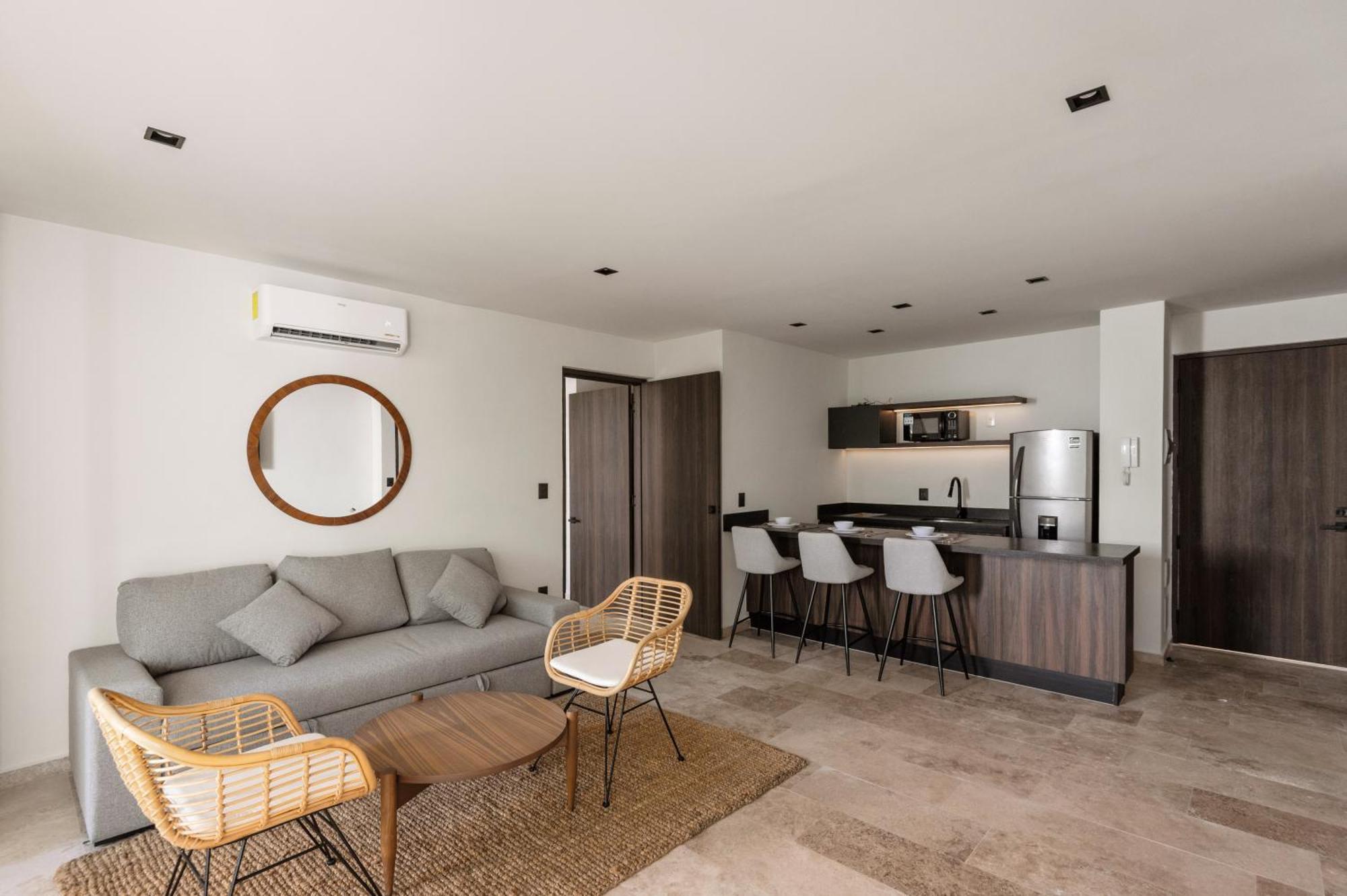 Apartment Artra, Modern Comfort With Pool Views