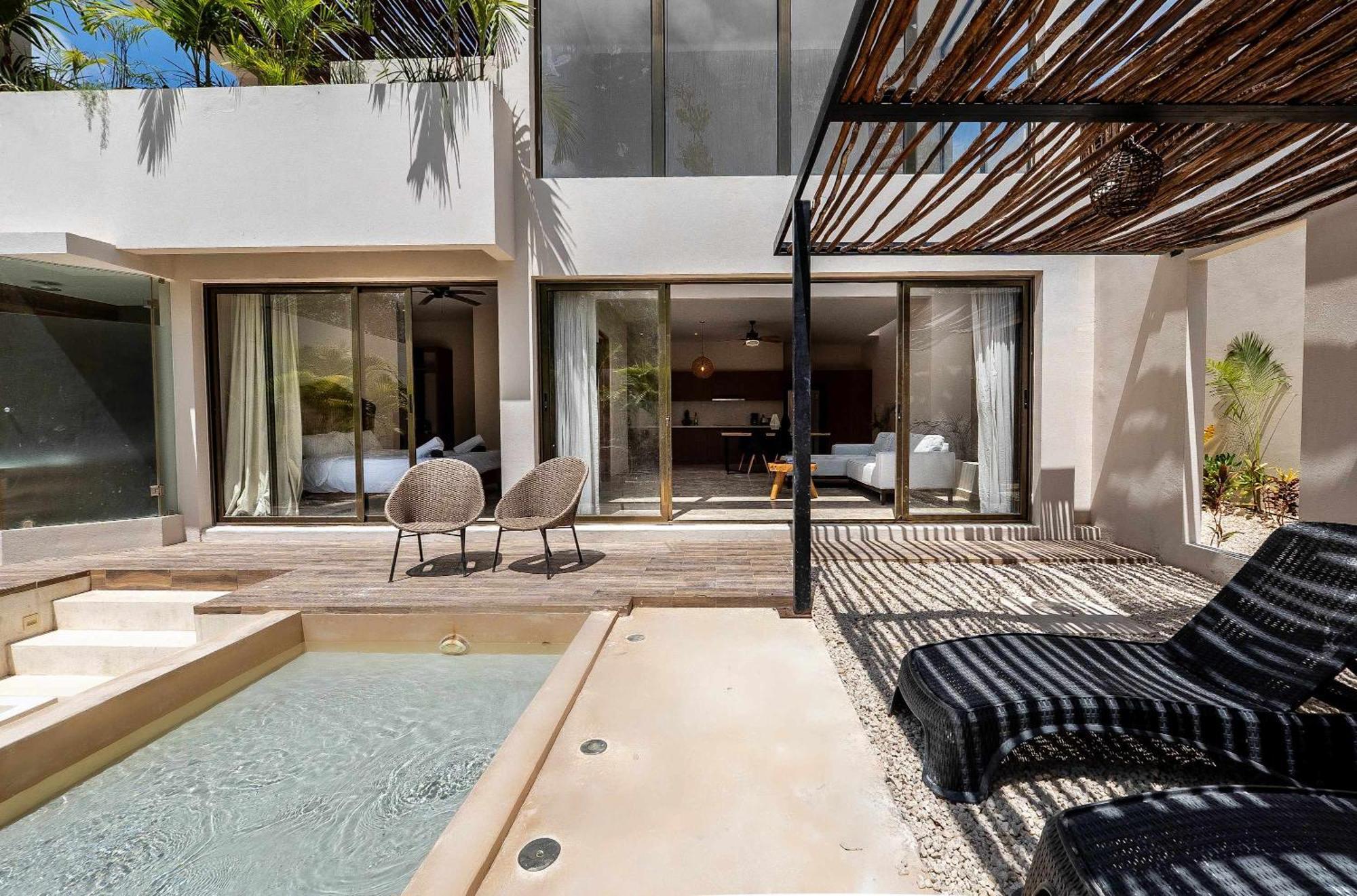 Chic 6br Dual With 4 Private Pools & Concierge Villa *