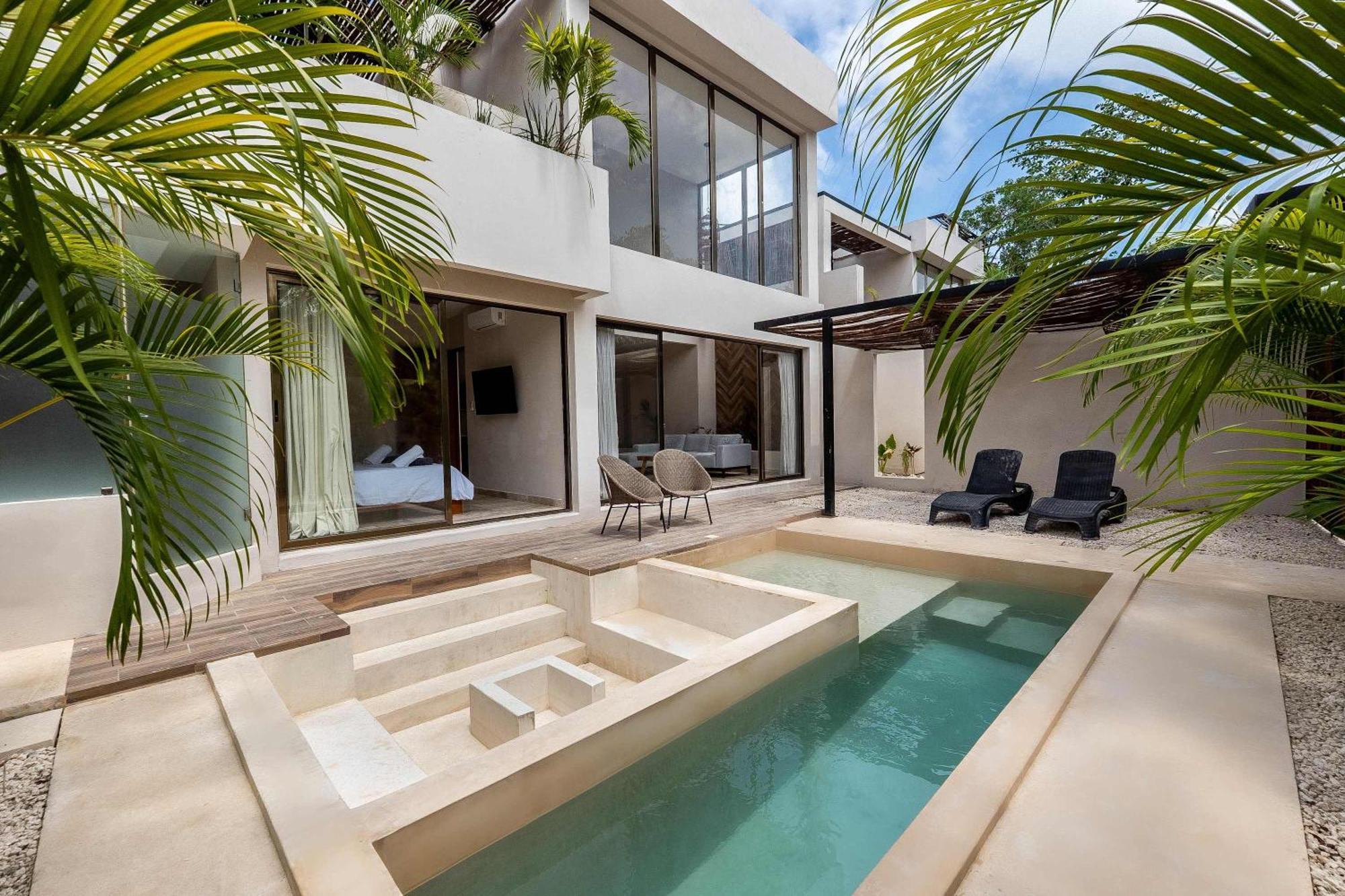 Chic 6br Dual With 4 Private Pools & Concierge Villa