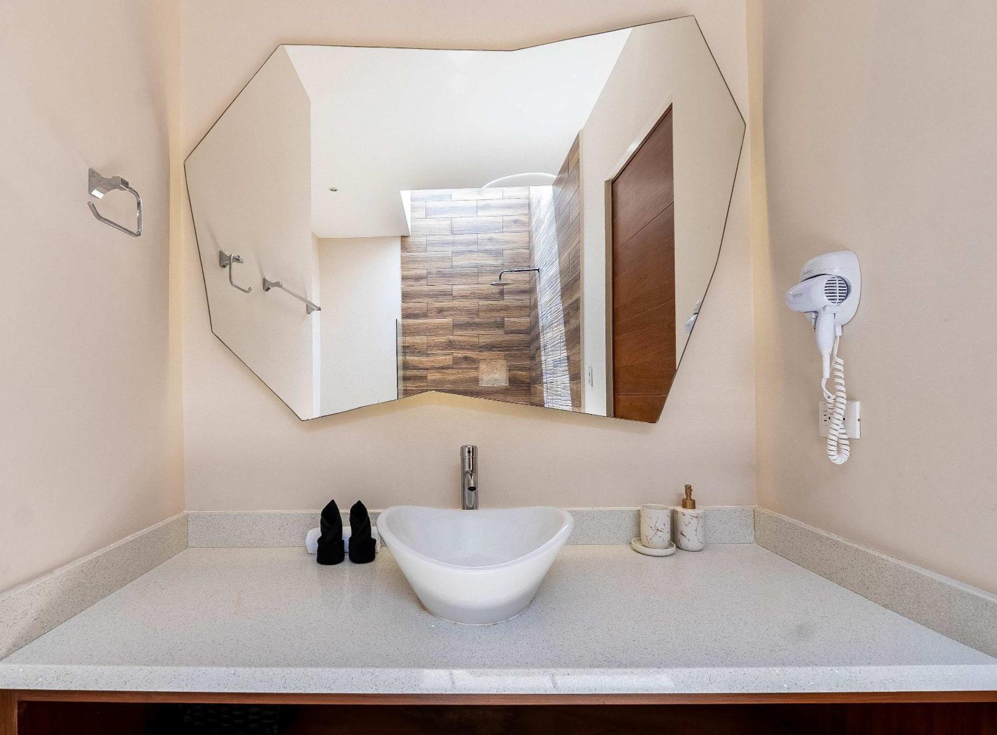 Chic 6br Dual With 4 Private Pools & Concierge Villa *