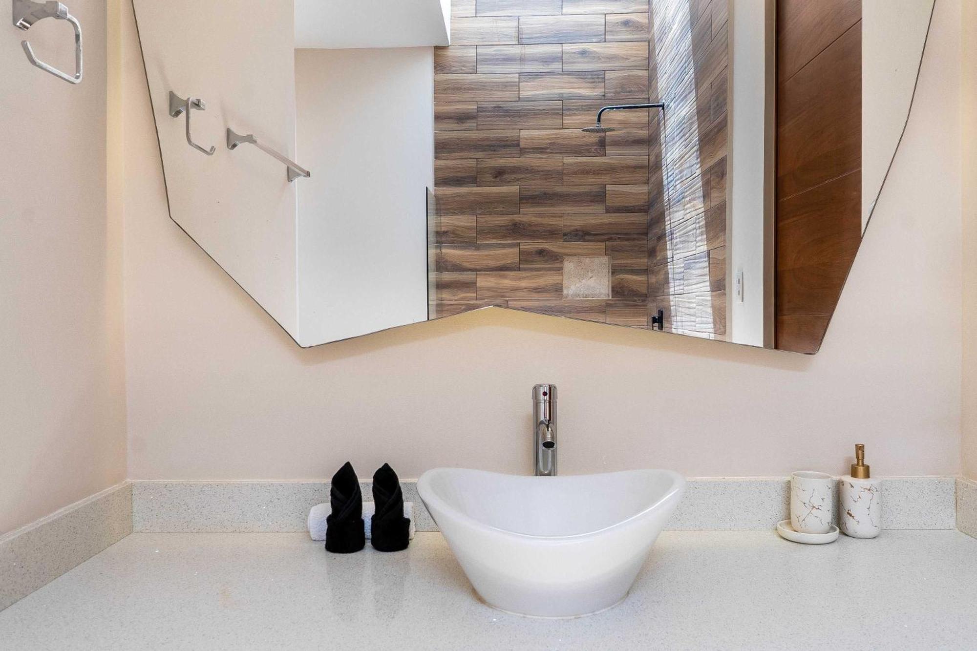 Chic 6br Dual With 4 Private Pools & Concierge Villa