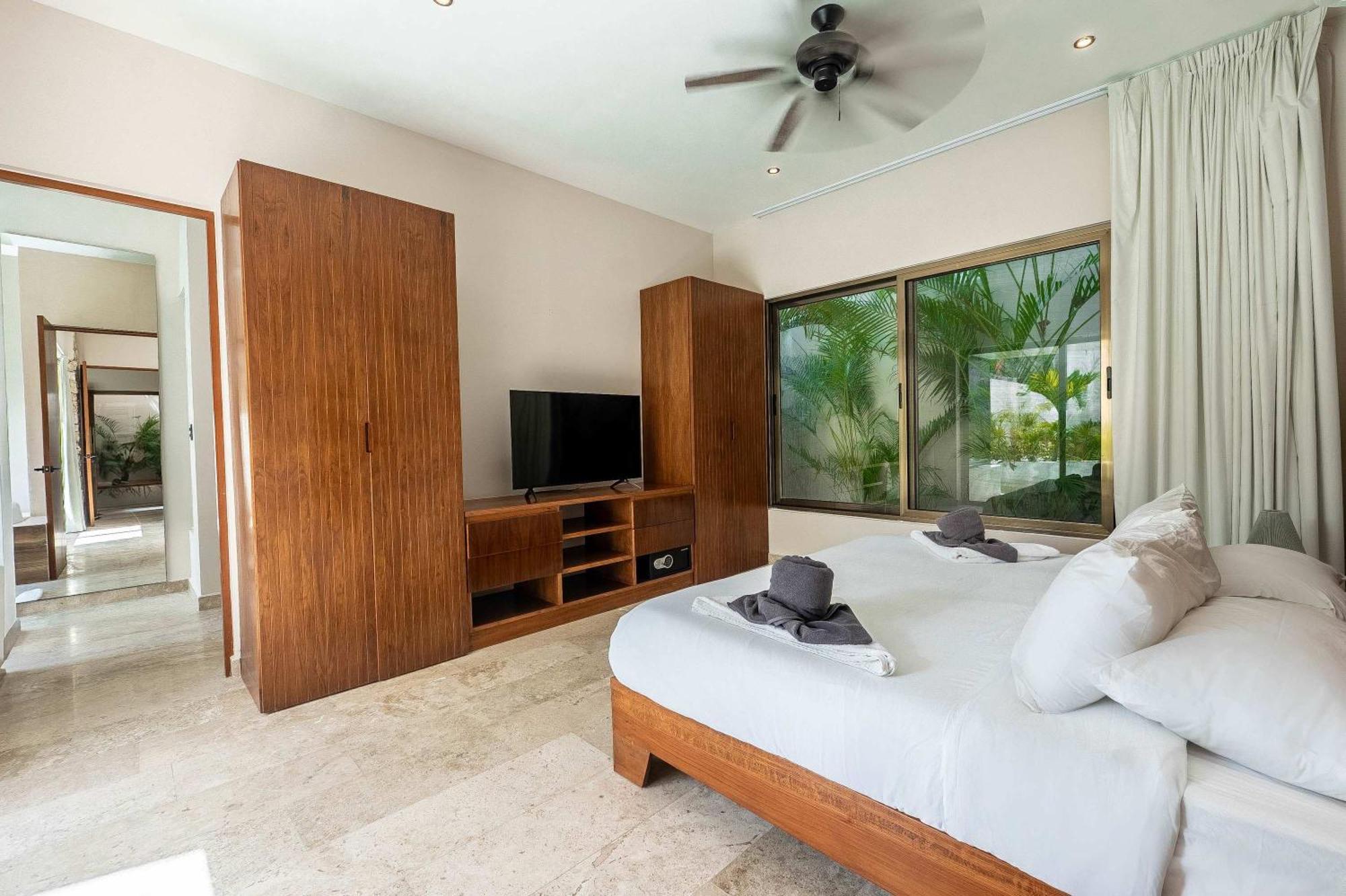 Chic 6br Dual With 4 Private Pools & Concierge Villa