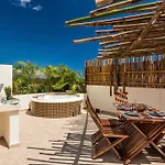 Spacious Penthouse With Private Rooftop In Gated Community Apartamento