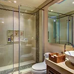 Spacious Penthouse With Private Rooftop In Gated Community *