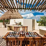 Spacious Penthouse With Private Rooftop In Gated Community Apartamento