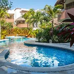 Apartamento Spacious Penthouse With Private Rooftop In Gated Community