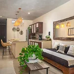 Private Studio Wterrace & Direct Pool Access A104