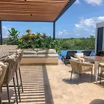 Exclusive Building Infinity Pool And Gym Restaurants And Bar District Nearby *