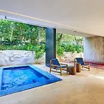 Bond - Centric & Private Plunge Pool & Club Access Apartamento