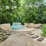 Bond - Centric & Private Plunge Pool & Club Access Apartamento