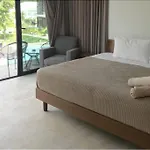 Free Shuttle To This Great Apartment And Condo!