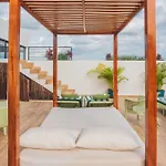 Downtown Penthouse With Private Pool, Rooftop Pool And Gym, Short Distance From Beaches, Restaurants & Nightlife *