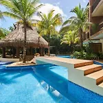 Zen Oasis Swim Up Condo Pool W Tiki Hut Bar + Gym