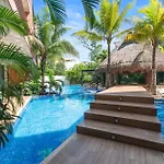 Tropical Elegance: Luxurious Apt With Pool View
