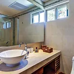 Spacious Penthouse With Private Rooftop In Gated Community *