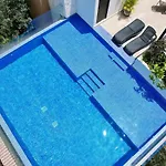 Holiday home Exclusive Building Infinity Pool And Gym Restaurants And Bar District Nearby *