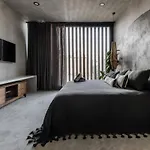 Mar Y Miel Noir Modern