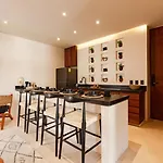 Encanto Luxe Jungle Apt 10Min Beachhot Tubking